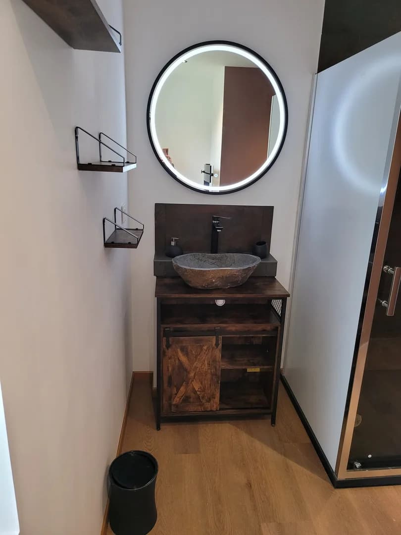 Rénovation de salle de bain à Landas avec vasque en pierre et miroir rétroéclairé