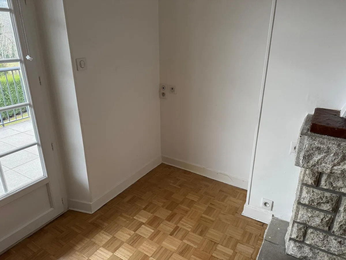 Finitions murales près de la cheminée et du parquet existant