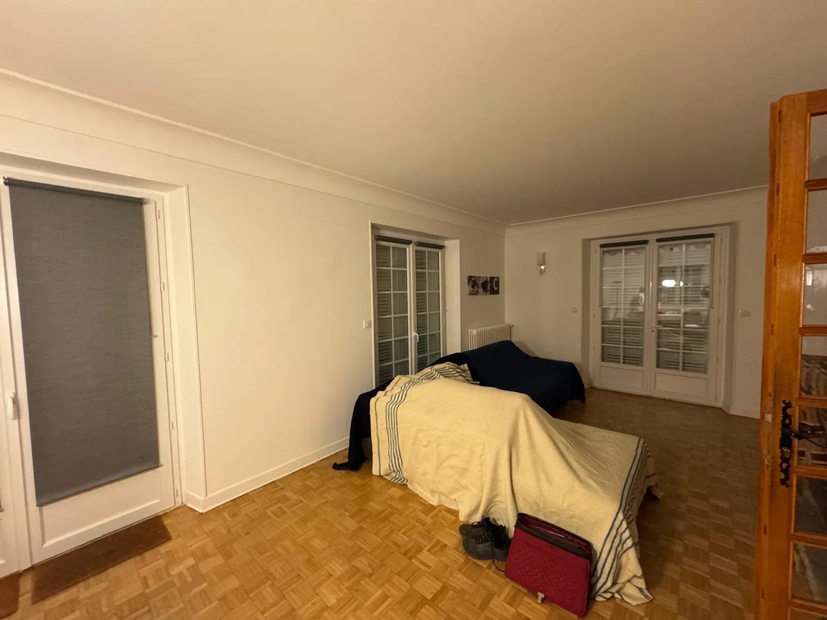 Pièce de vie lumineuse après rénovation des murs et du plafond