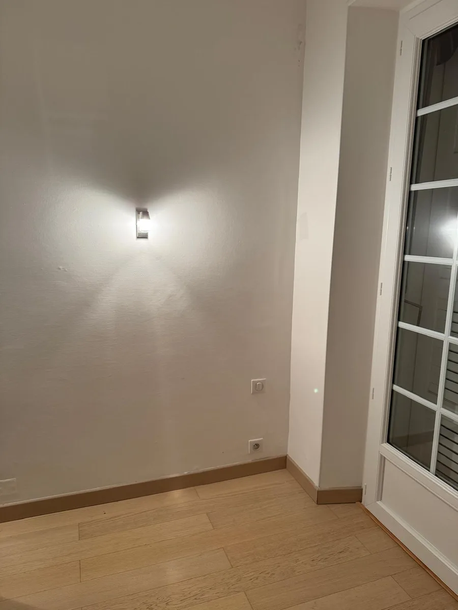Applique murale et équipements électriques intégrés au salon