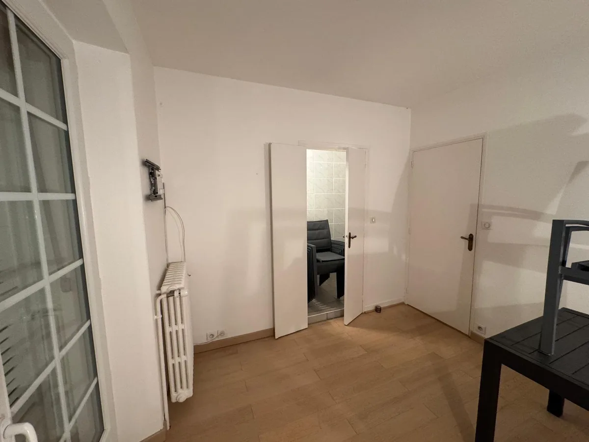 Finitions intérieures et passage entre le salon et la pièce voisine
