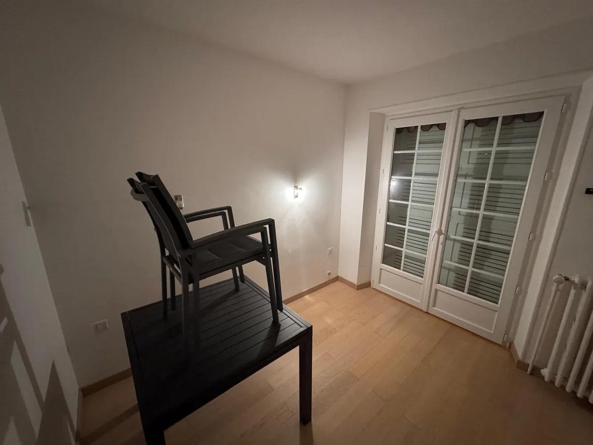 Mobilier protégé pendant les dernières finitions du salon