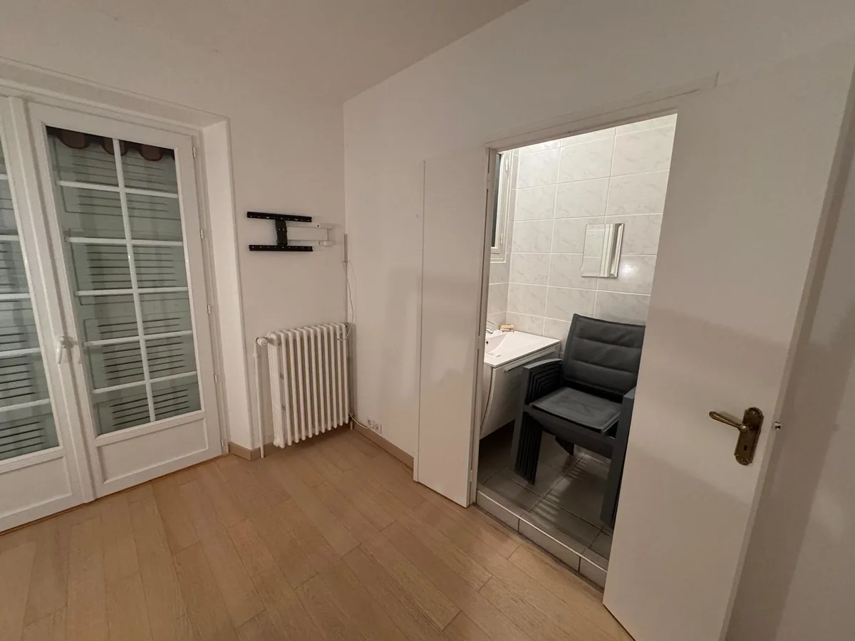 Vue du salon rénové avec accès à la pièce attenante