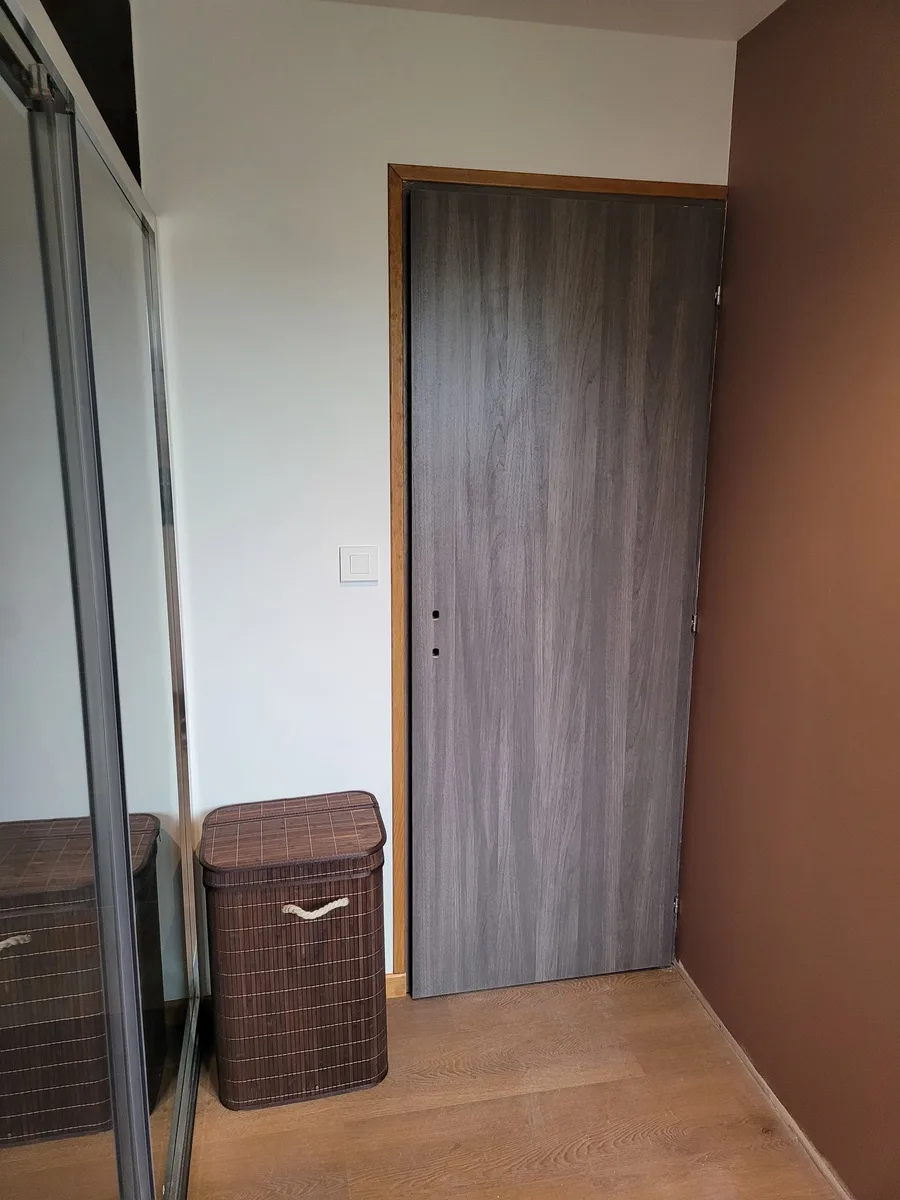 Finitions de menuiserie intérieure de la salle de bain à Landas