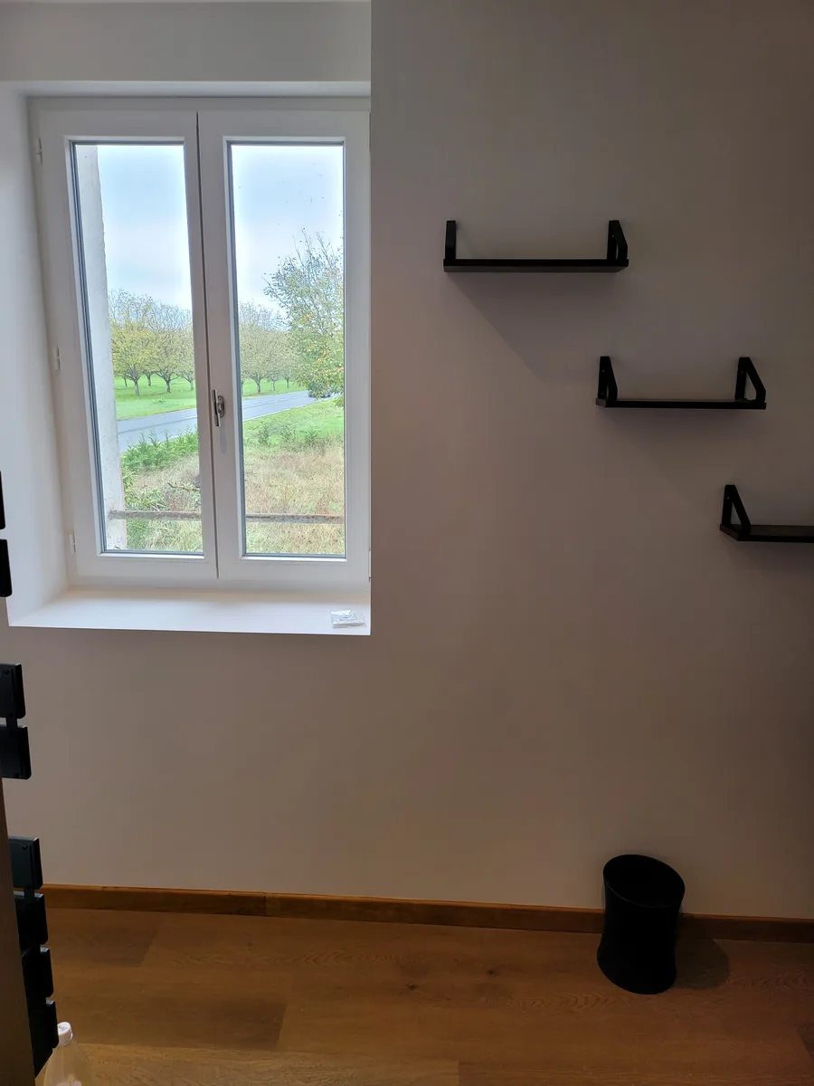 Lumière naturelle et rangements muraux de la salle de bain