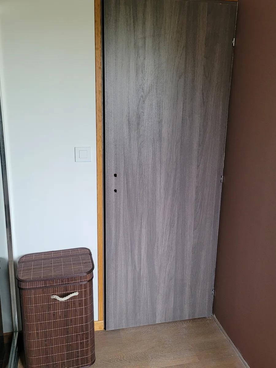 Porte intérieure et finitions après rénovation de la salle de bain