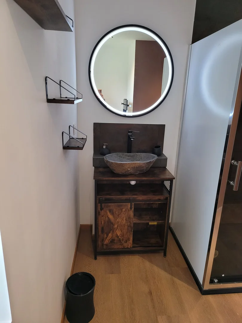 Rénovation de salle de bain à Landas avec vasque en pierre et miroir rétroéclairé