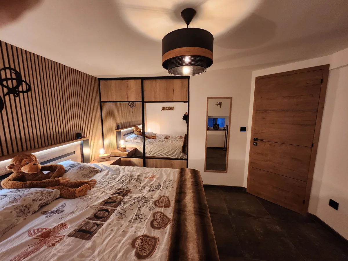 Dressing intégré dans une chambre rénovée