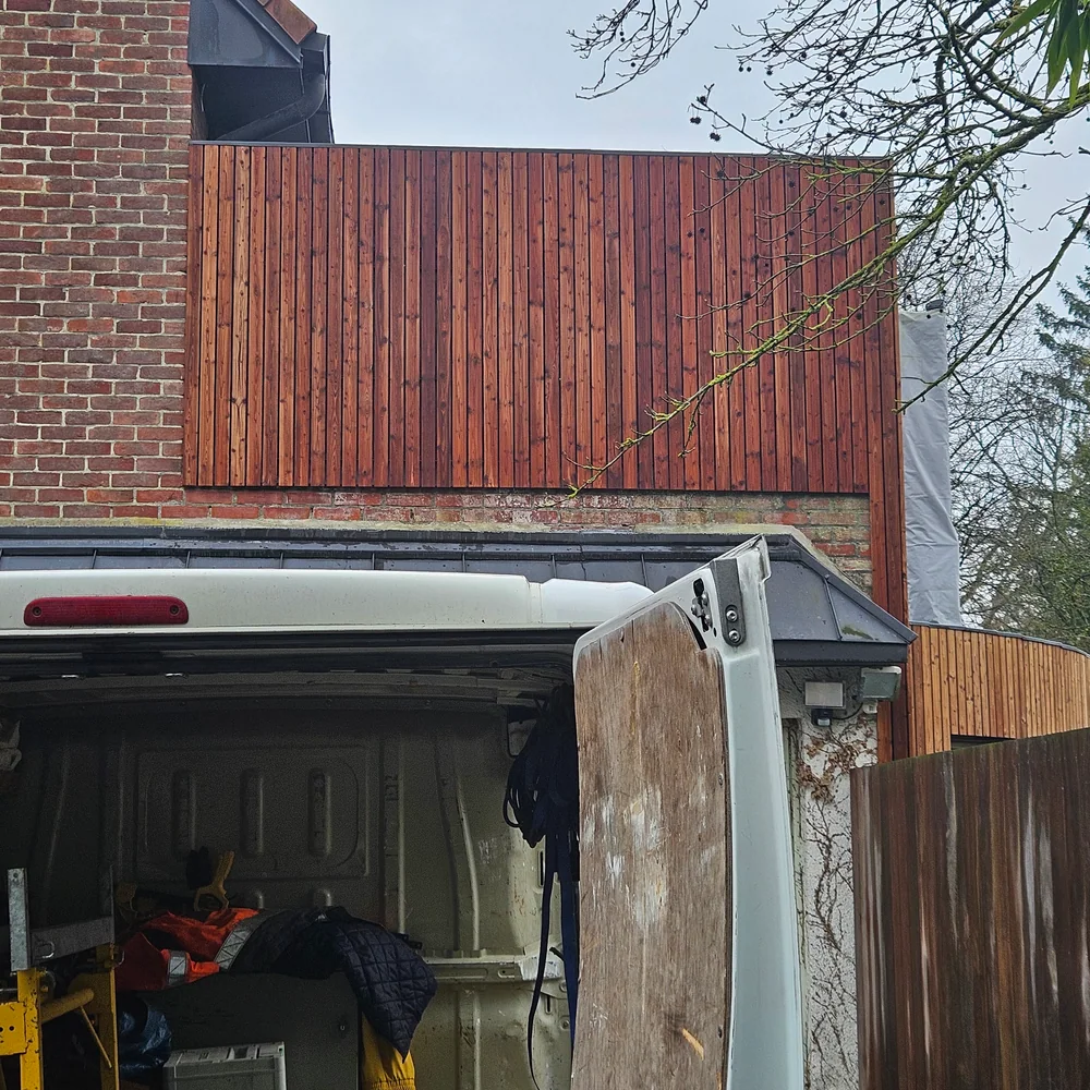 Pose de bardage bois vertical sur une façade