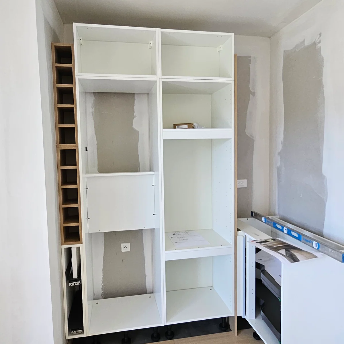 Montage de meubles sur mesure pendant l'aménagement d'une cuisine
