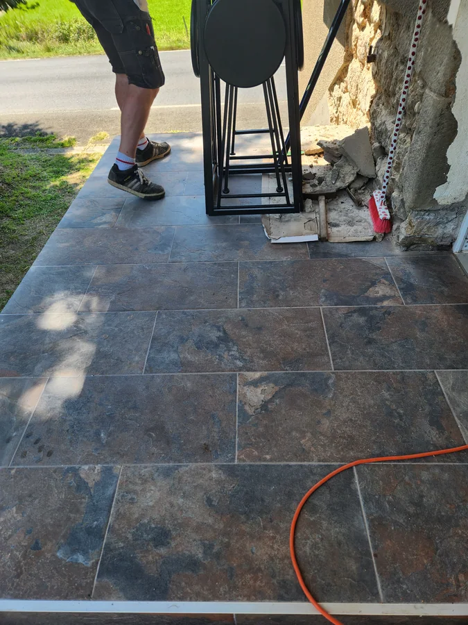 Pose de carrelage sur un palier extérieur