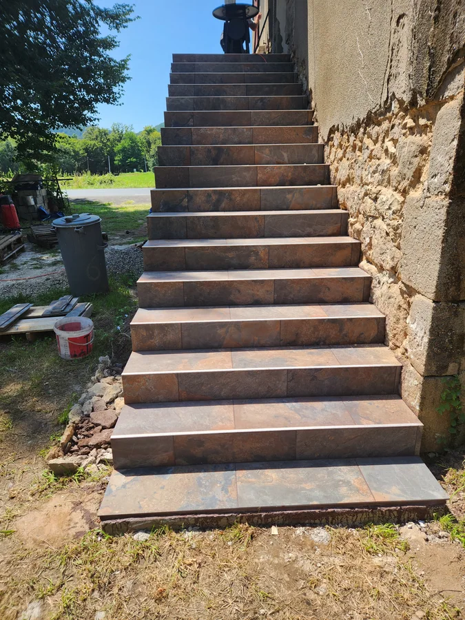 Escalier extérieur entièrement habillé de carrelage