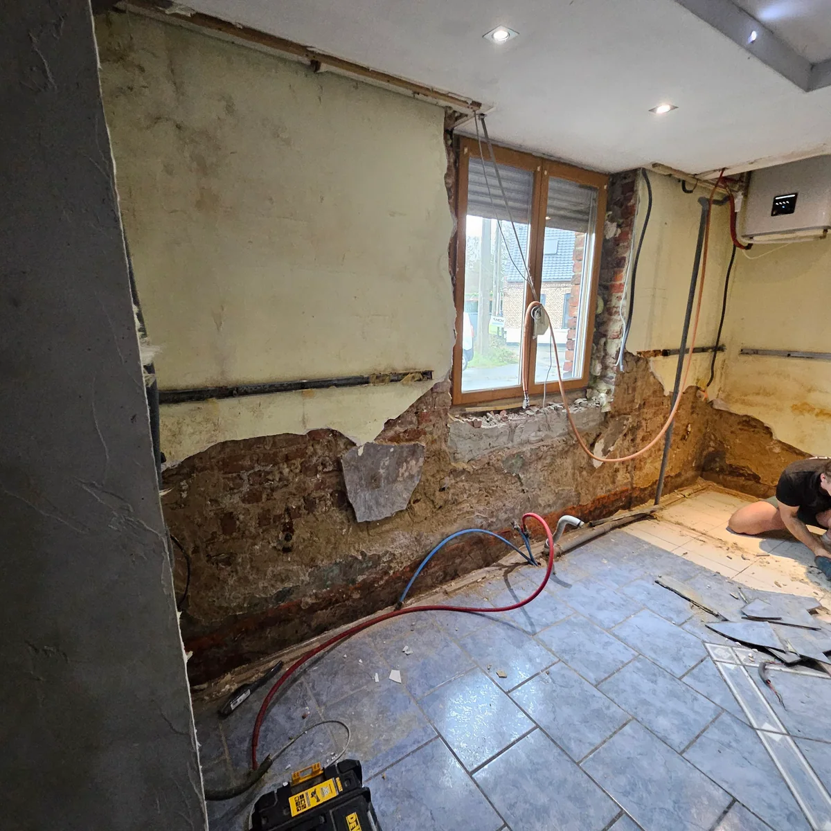 Mur de cuisine ouvert et réseaux repris pendant une rénovation