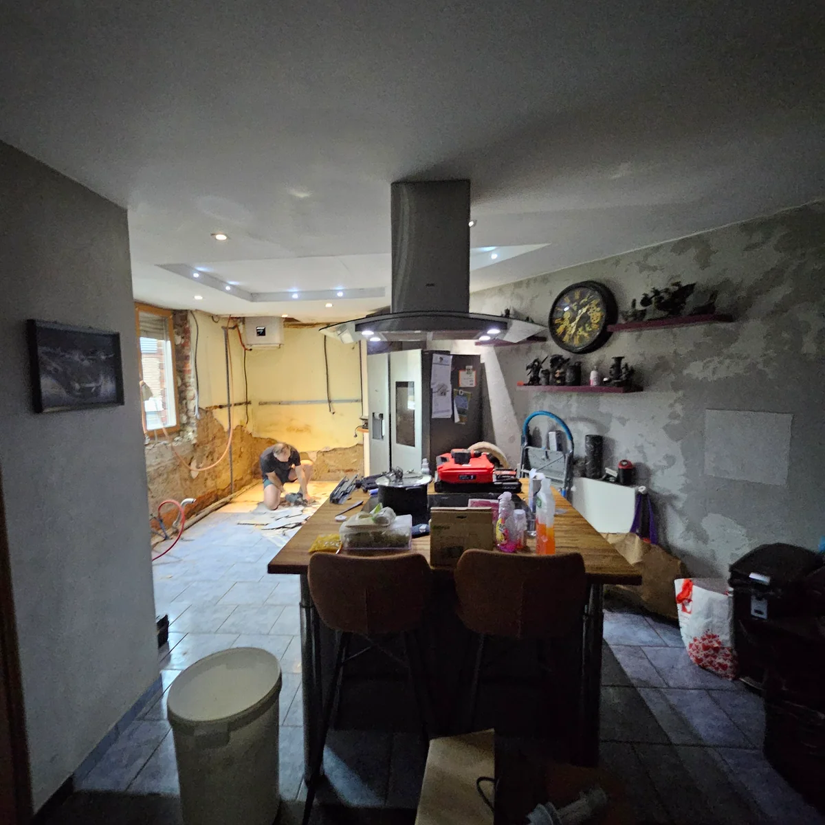 Artisan MICKA pendant la rénovation complète d'une cuisine