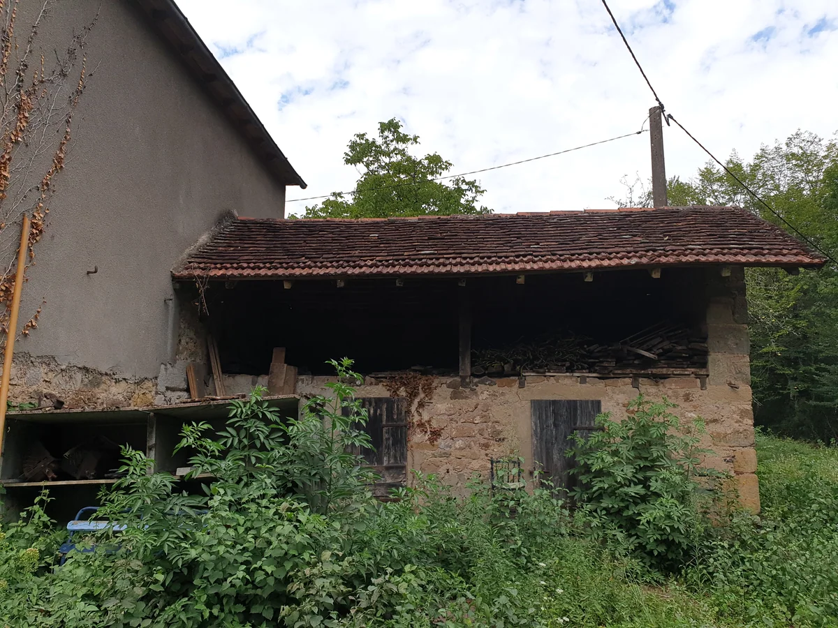 Maison ancienne ouverte avant la reprise de la structure intérieure