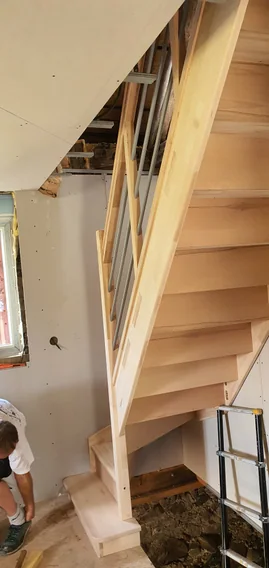 Escalier bois neuf installé pendant la rénovation