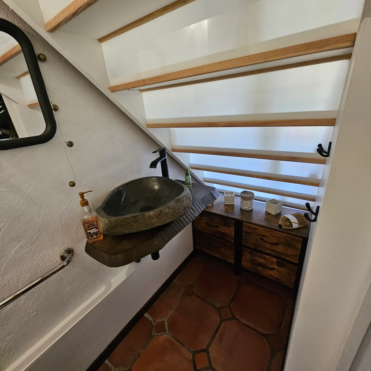 Sanitaires et habillages intégrés dans une salle de bain
