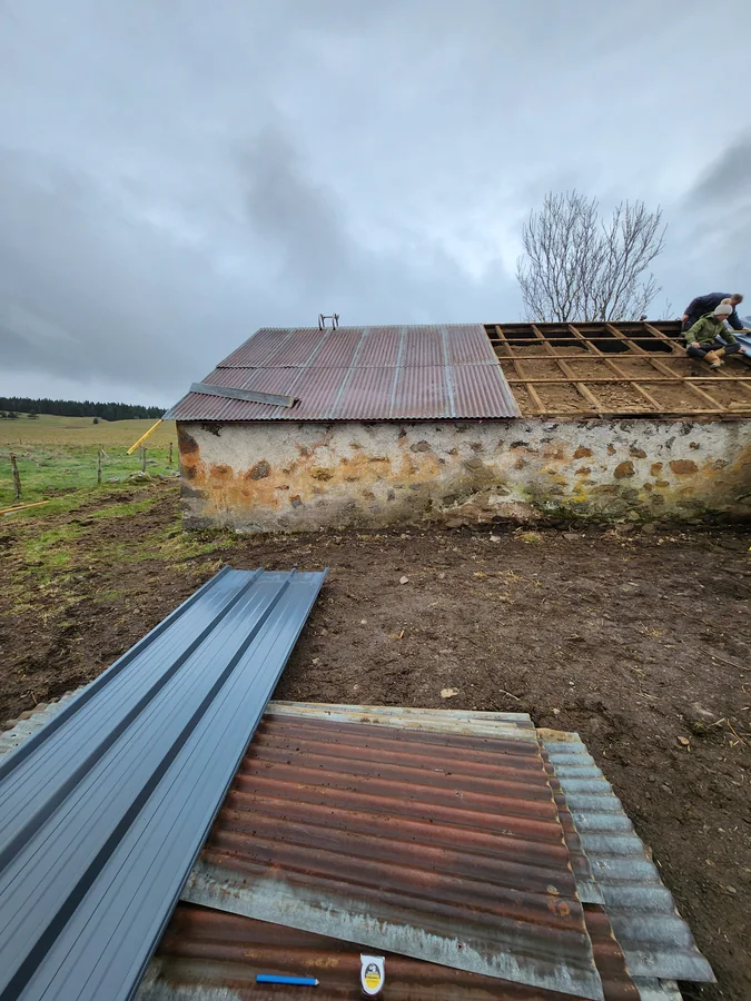 Dépose de plaques de couverture sur un bâtiment ancien