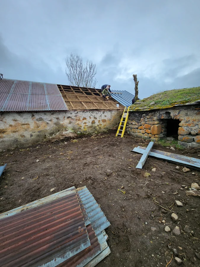 Couvreur MICKA pendant la pose d'une couverture en bac acier